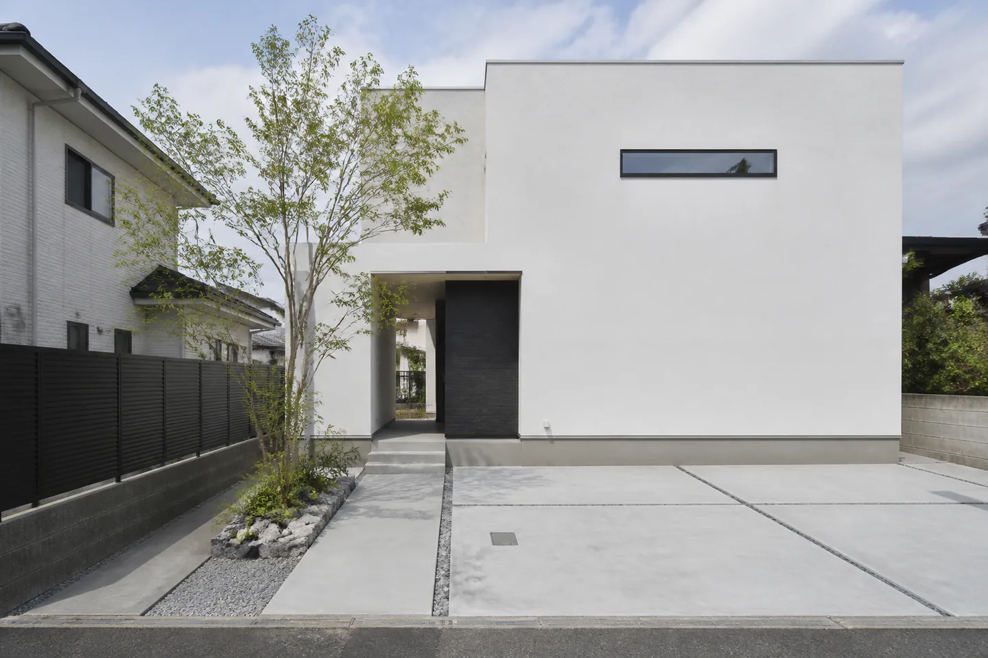 駐車場と玄関への通り道を設けた住まいのイメージ（生成画像）